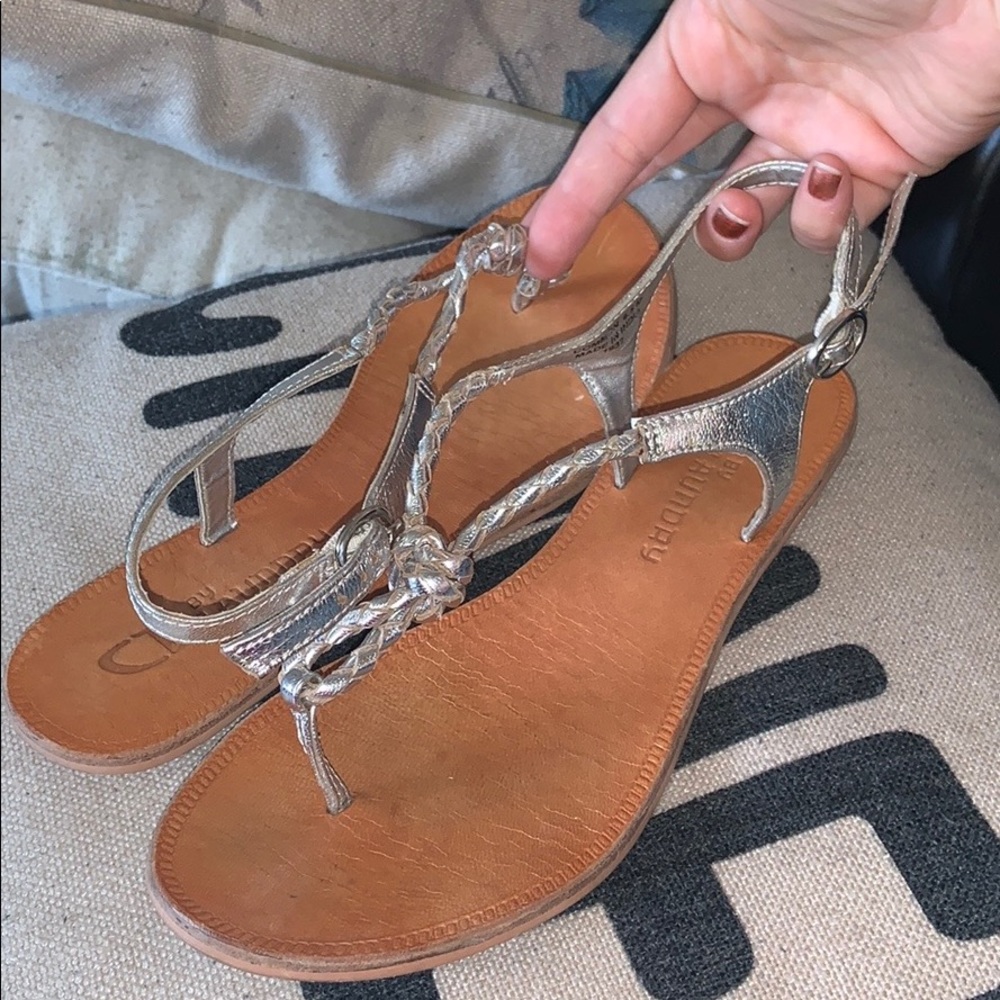 cL by laundry leather silver thong sandals sz 6.5